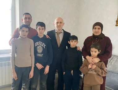 Заместитель председателя Комитета по бюджету, финансам и налогам Мурад Исмаилов посетил семью мобилизованного участника СВО Умара Шихмайсурова из села Усемикент Каякентского района