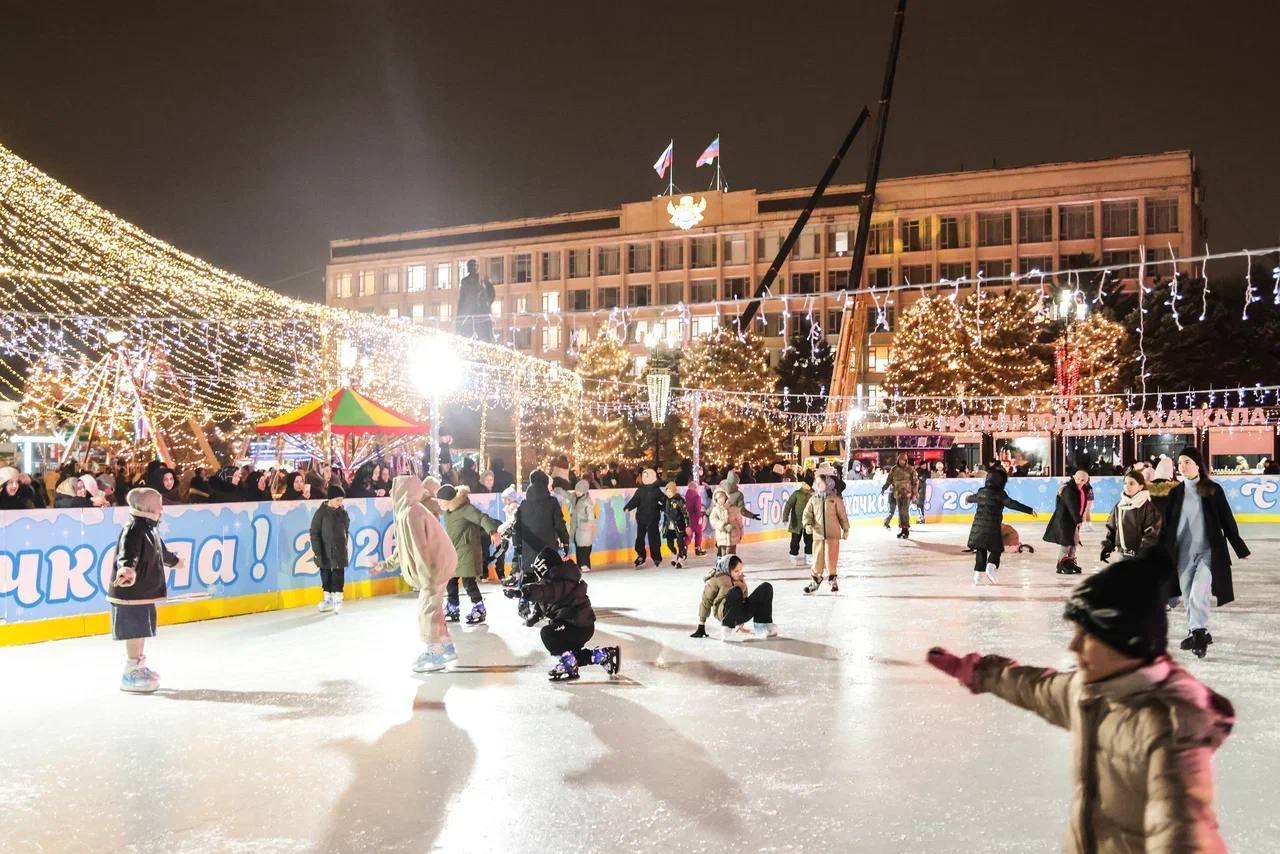Новогодняя сказка ожила в Махачкале в преддверии 2026 года Новогодняя сказка ожила в Махачкале в преддверии 2026 года