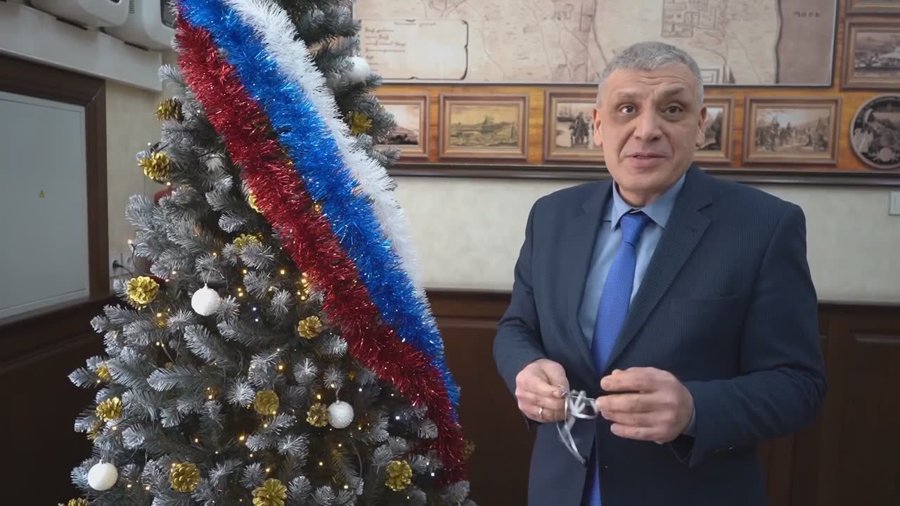 В рамках Всероссийской акции «Ёлка желаний» заместитель главы администрации города Дербента Видади Зейналов исполнил новогоднюю мечту двух детей погибшего участника специальной военной операции Рамина Исмаилова