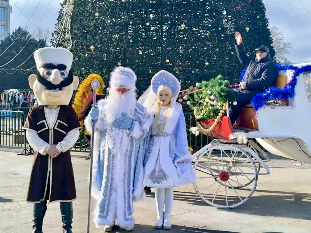 Встречаем главных волшебников! Карета Деда Мороза и Снегурочки устроила праздничный объезд по Махачкале