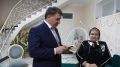 Эмилия Шахабутиновна: В преддверии Нового года вместе с мэром Махачкалы Джамбулатом Салавовым посетили на дому участника специальной военной операции Абукамала Нухаева
