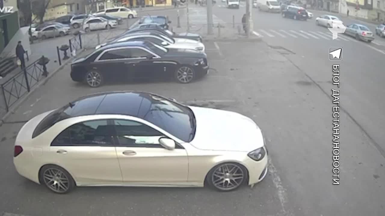 Видео, на котором автомобиль на полном ходу врезается в припаркованный Rolls-Royce в Махачкале, распространяется в соцсетях