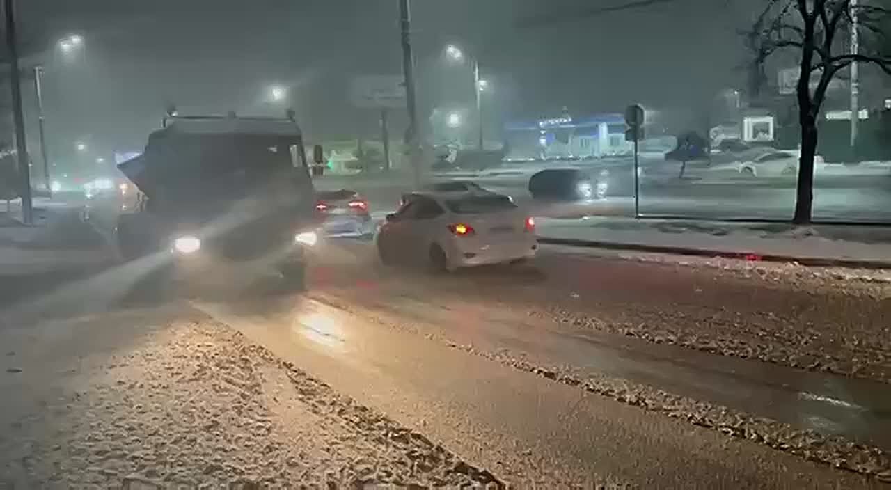 За последние полчаса специалисты коммунальных служб также произвели подсыпку на следующих улицах: