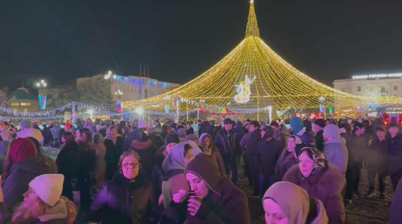 В эти минуты на главной площади города собрались жители и гости столицы в ожидании начала масштабного фестиваля «С Новым годом, Дагестан!», приуроченного к Году единства народов России