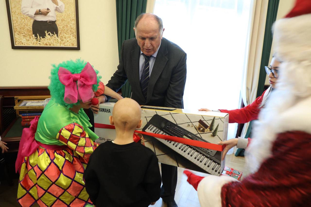 Мечты сбываются: члены Правительства Дагестана исполнили новогодние желания детей Мечты сбываются: члены Правительства Дагестана исполнили новогодние желания детей