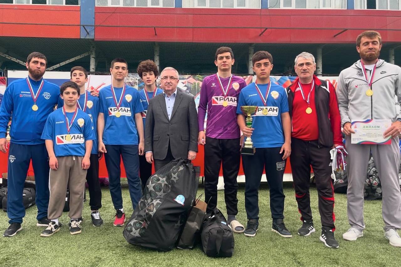 РФС обновит спортинвентарь в более чем 1000 школ-участниц проекта «Футбол в школе» по всей стране РФС обновит спортинвентарь в более чем 1000 школ-участниц проекта «Футбол в школе» по всей стране