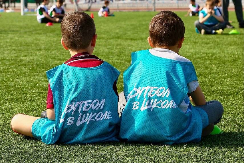 РФС обновит спортинвентарь в более чем 1000 школ-участниц проекта «Футбол в школе» по всей стране РФС обновит спортинвентарь в более чем 1000 школ-участниц проекта «Футбол в школе» по всей стране