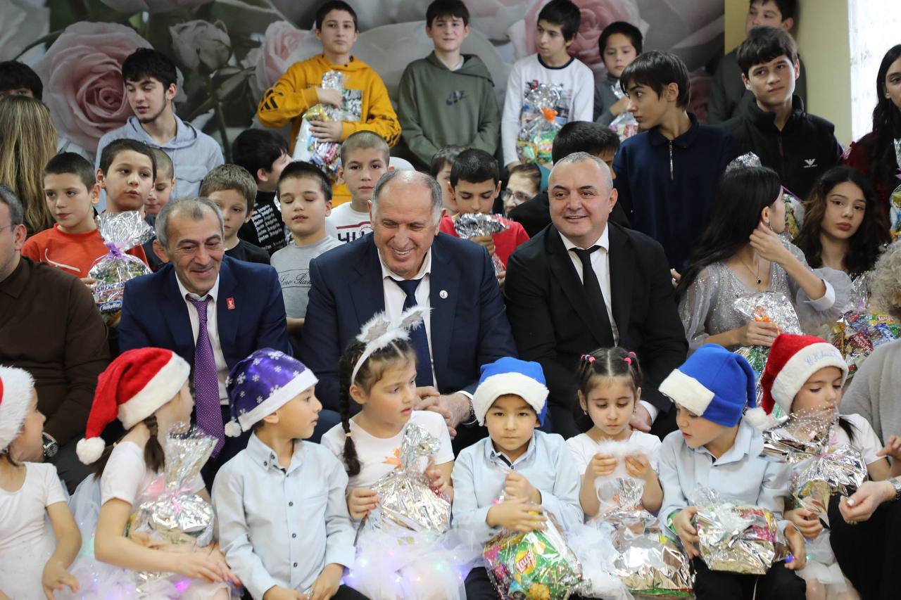 Мечты сбываются: члены Правительства Дагестана исполнили новогодние желания детей Мечты сбываются: члены Правительства Дагестана исполнили новогодние желания детей