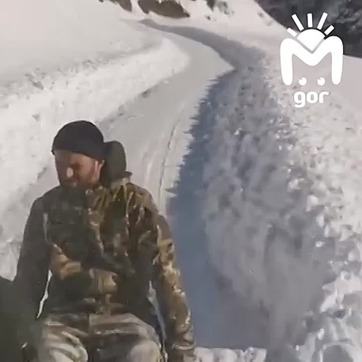 Смотрите, как выглядит счастье для больших мальчиков — посидеть на треугольнике, когда тебя везёт машина, а заодно расчистить снег к отдалённым сёлам