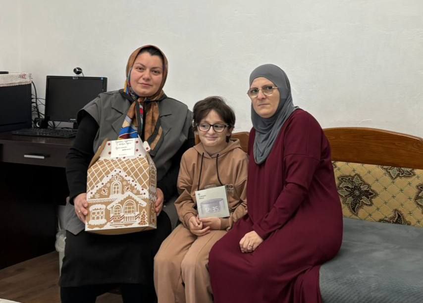 В рамках акции «Елка желаний» по поручению депутата НС РД Дайтбека Сайпова маленькой Руфият из с.Кокрек Хасавюртовского района, которая мечтала получить умную колонку, передали подарок, семью девочки поздравили с Новым годом