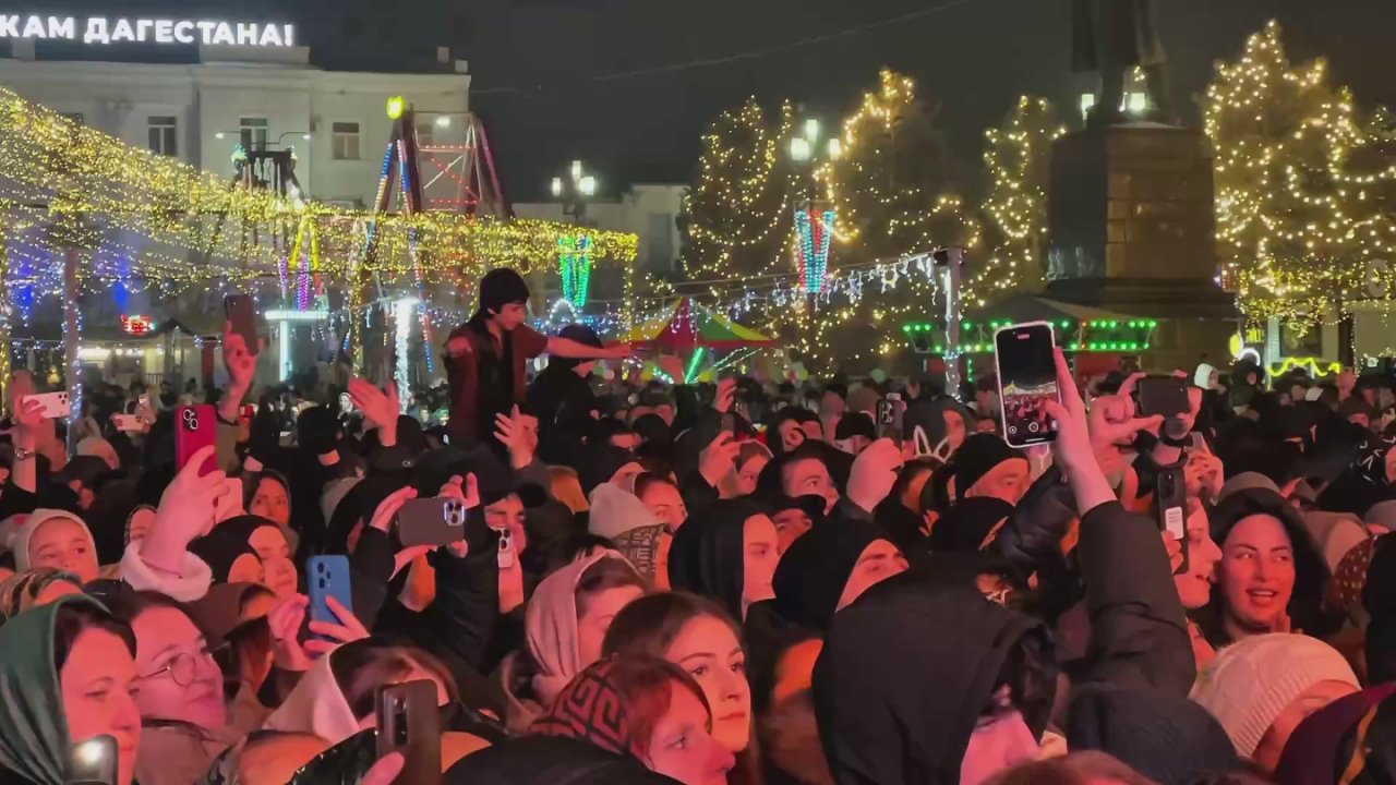 Прямо сейчас на Центральной площади Махачкалы проходит сольный концерт Патимат Кагировой в рамках большого музыкального фестиваля «С Новым годом, Дагестан!»