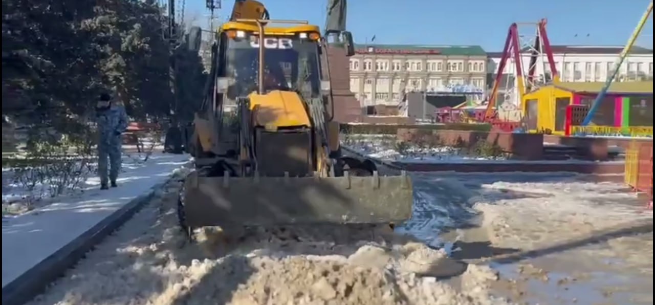 На Центральной площади в Махачкале коммунальщики устраняют наледь