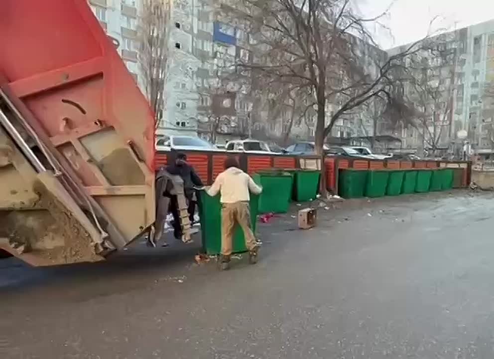 В Махачкале коммунальные службы в две смены очищают контейнерные площадки от мусора
