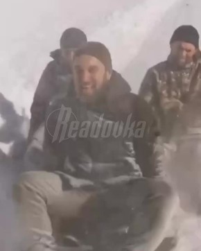 Трое ребят с помощью «треугольника» расчистили заснеженную дорогу в Дагестане