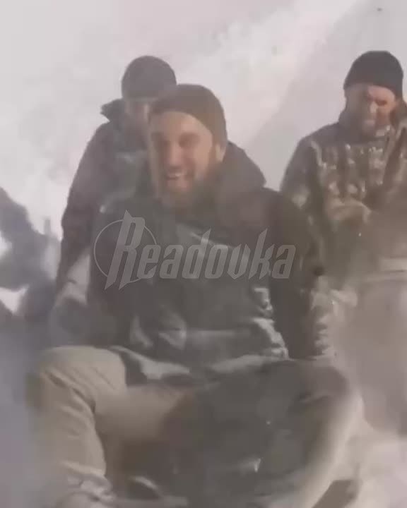 Трое ребят с помощью «треугольника» расчистили заснеженную дорогу в Дагестане