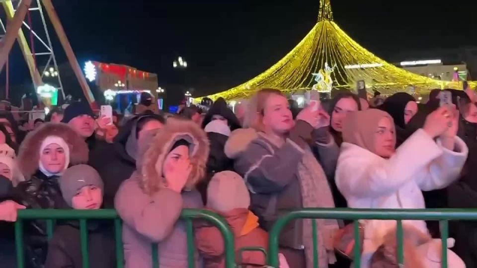 Концерт народного артиста Дагестана Рашида Багатаева собрал тысячи зрителей на центральной площади Махачкалы