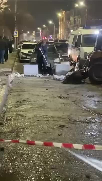 Дирекция парков и скверов Махачкалы сегодня продолжила антигололедную программу на центральной площади и в парках для обеспечения безопасности населения