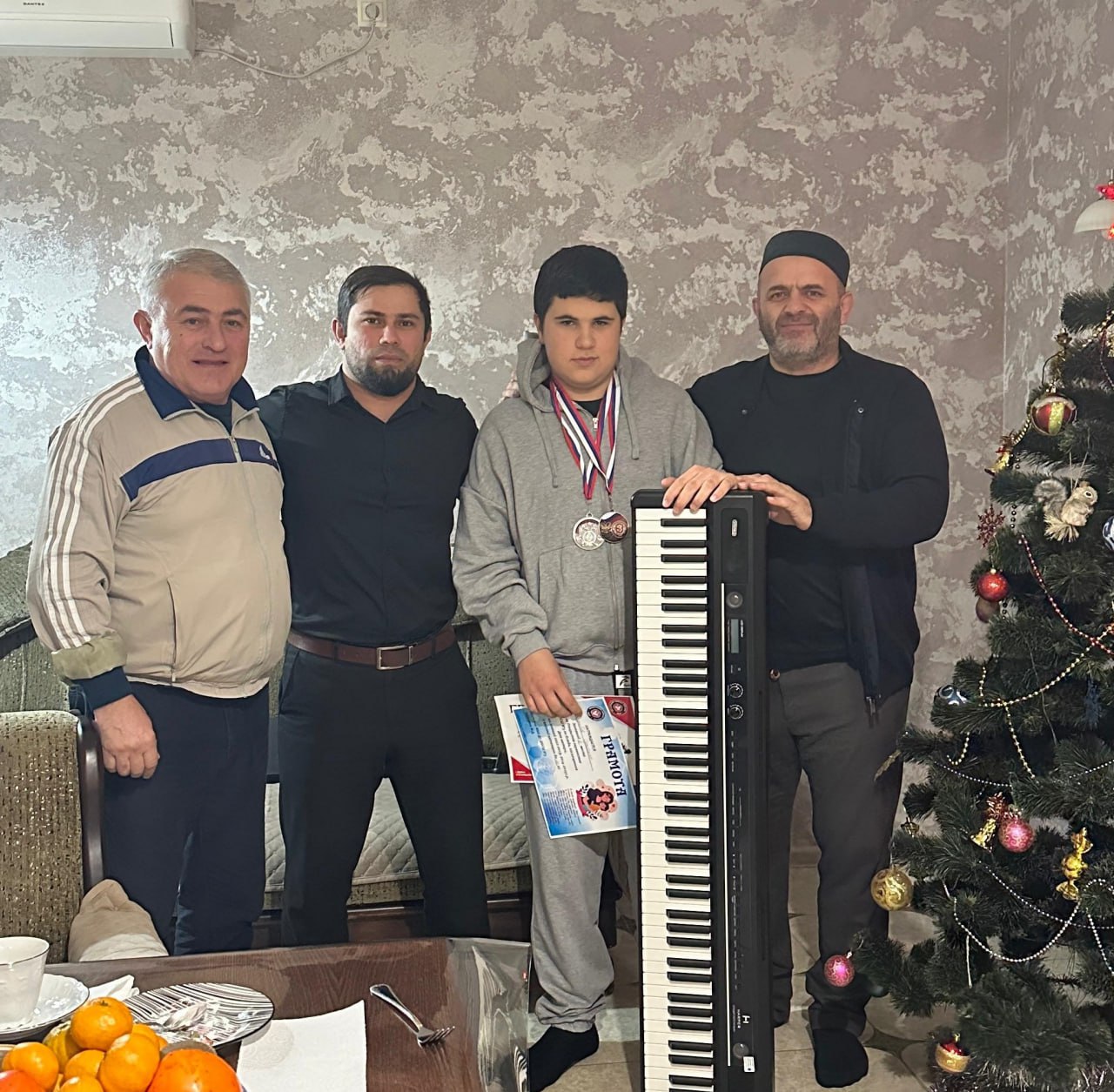 13-летний Сулейман Алимурадов из Дербента, занимающийся дзюдо и неоднократно становившийся призёром региональных соревнований, получил в подарок пианино в рамках всероссийской акции «Ёлка желаний»