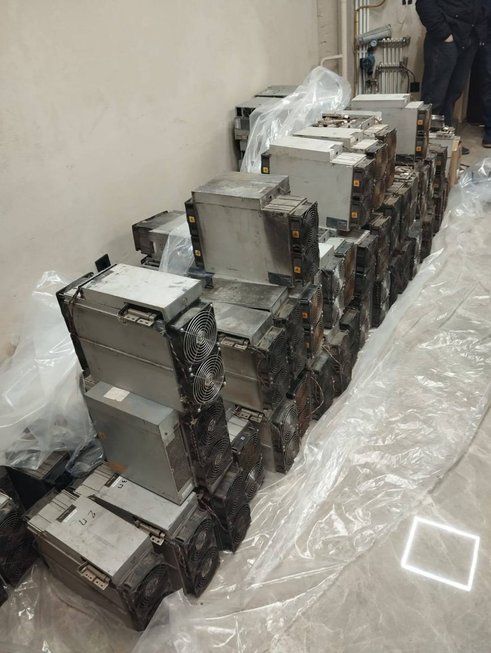 В Махачкале предотвратили незаконное подключение майнинг-фермы в жилом доме