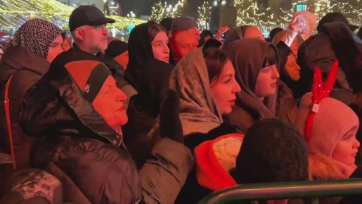 Площадь Махачкалы вновь зашумела и наполнилась музыкой - начался концерт Магомеда Аликберова