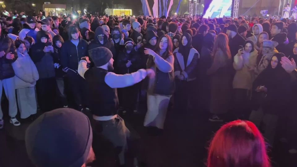 Живая музыка и танцы- атмосфера на площади