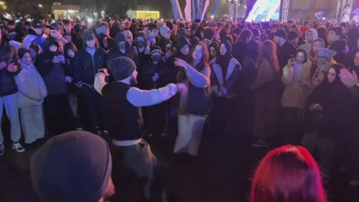 Живая музыка и танцы- атмосфера на площади