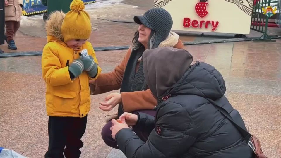 Сегодня по поручению главы Махачкалы Джамбулата Салавова для детей участников специальной военной операции и их семей было организовано бесплатное посещение аттракционов на центральной площади столицы