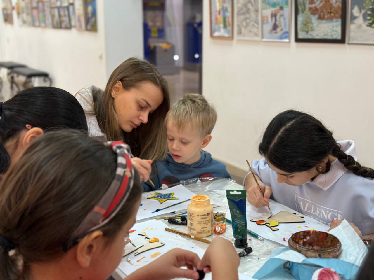 В канун Рождества Христова в Музее истории мировых культур и религий провели мастер-класс по росписи деревянных рождественских ангелов В канун Рождества Христова в Музее истории мировых культур и религий провели мастер-класс по росписи деревянных рождественских ангелов