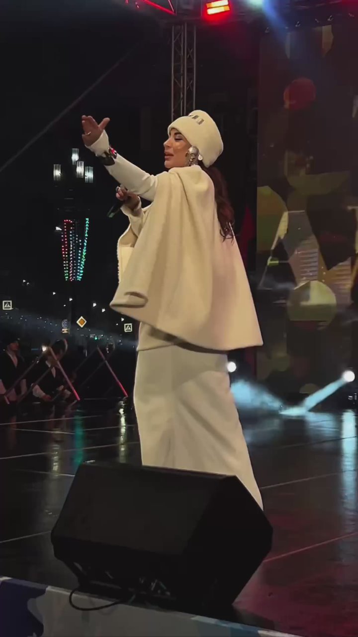 На городской площади продолжается новогодний концерт - гостья сегодняшнего вечера Айшат Айсаева ярко зажгла сцену