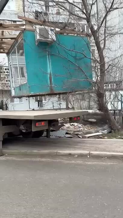 Управлением торговли, рекламы и потребительских услуг продолжается масштабная работа по демонтажу незаконных торговых объектов