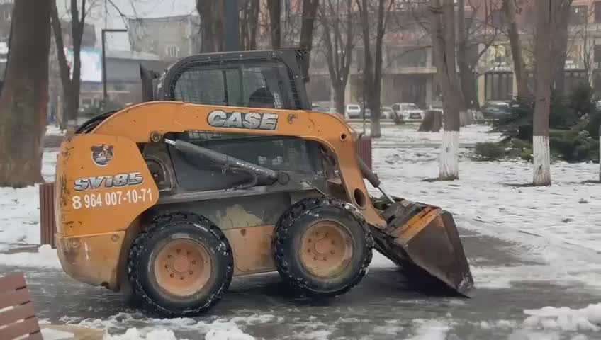 Специалисты «Дирекция парков и скверов» очищают общественные пространства от гололеда и талой воды