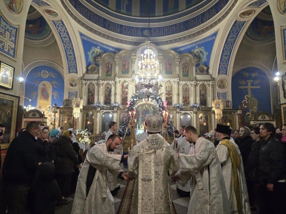 В Кафедральном Свято-Успенском Соборе г. Махачкалы в в эти минуты проходит Праздничная Божественная литургия в честь Рождества Христова В Кафедральном Свято-Успенском Соборе г. Махачкалы в в эти минуты проходит Праздничная Божественная литургия в честь Рождества Христова