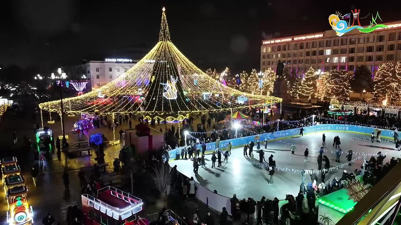 Атмосфера на главной площади города в дни новогодних каникул наполнена сиянием огней, музыкой и искренними улыбками