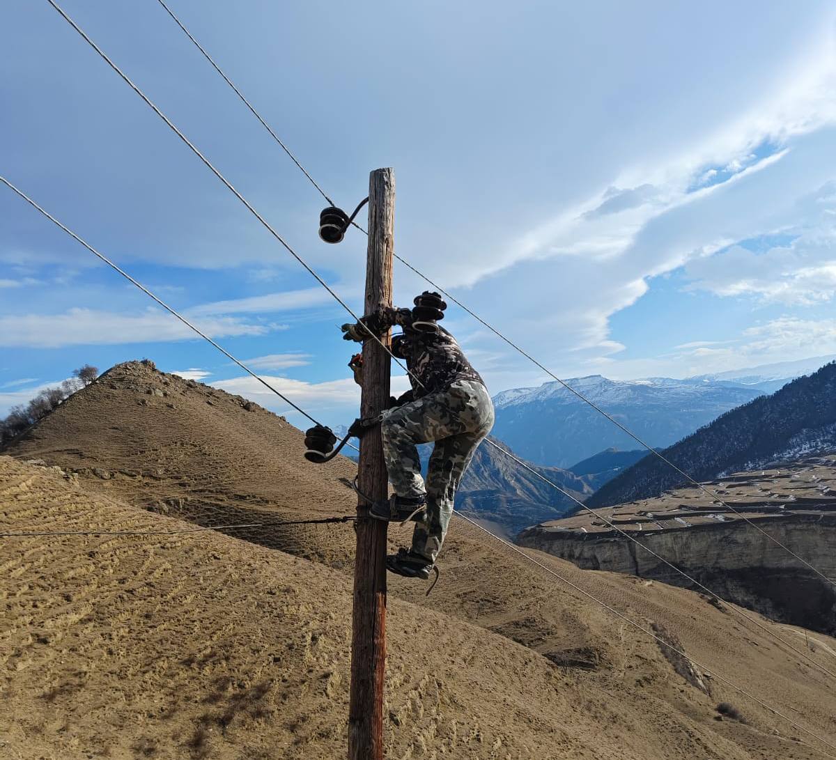 Дагестанские энергетики завершили восстановительные работы подстанции «Мехельта» Аварийно-восстановительные работы на повреждённой воздушной линии 10 кВ, отходящей от подстанции 35 кВ «Мехельта», успешно завершены