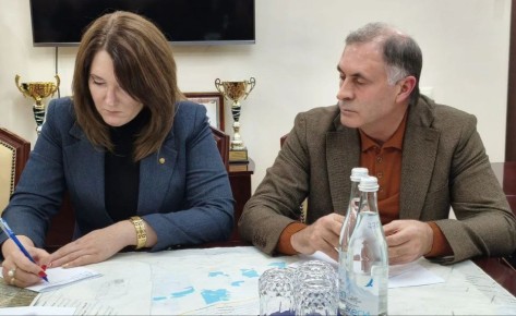 Заместитель Председателя Народного Собрания РД Камил Давдиев принял участие в оперативном совещании по проблеме отсутствия воды в некоторых многоквартирных домах, которое прошло сегодня в Каспийске