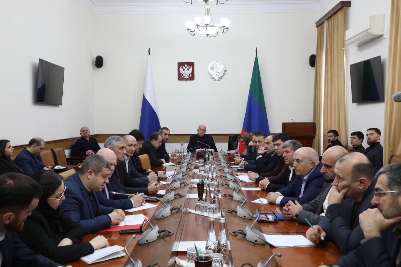 Абдулмуслим Абдулмуслимов провел первое в 2026 году оперативное совещание с членами Правительства Дагестана