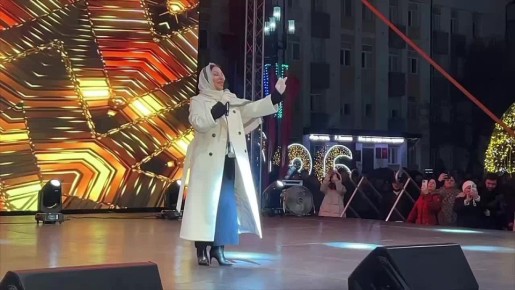 Зайнаб Махаева на сцене фестиваля «С Новым годом, Дагестан!»
