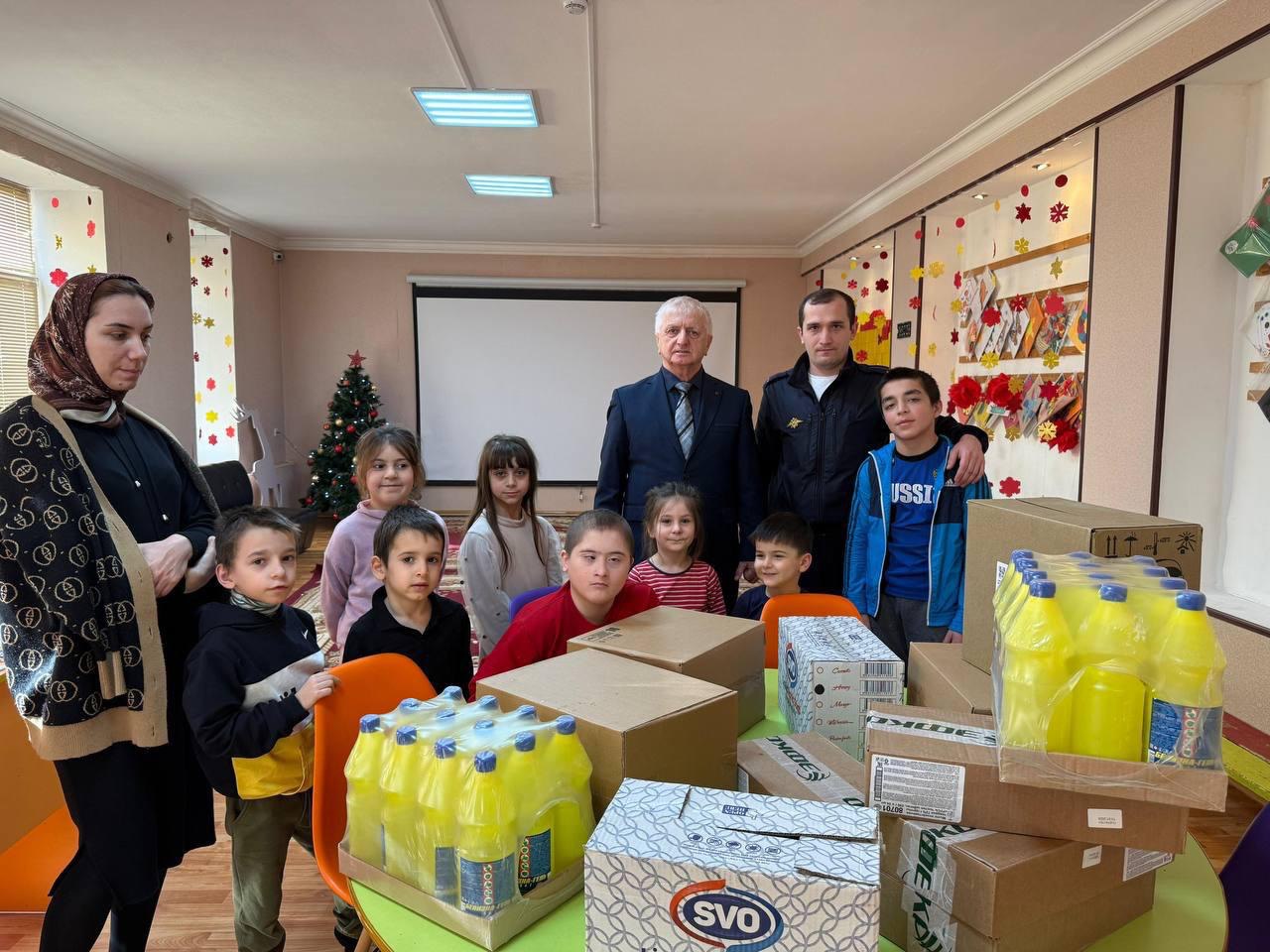 В рамках Всероссийской акции «Полицейский Дед Мороз» сотрудники линейного отдела полиции на станции Хасавюрт поздравили воспитанников социально-реабилитационного центра для несовершеннолетних в городе Хасавюрт