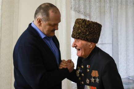 Сергей Меликов поздравил дагестанского ветерана, Героя России Ибрагим-Пашу Садыкова со 102-летием