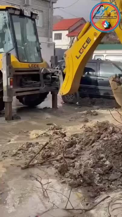 На магистральном трубопроводе на улице А. Гаджиева, 15 в Махачкале произошла утечка воды