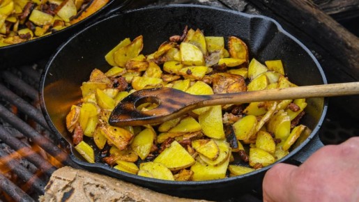 Шеф-повар жарит молодой картофель только так: получается нереально вкусно