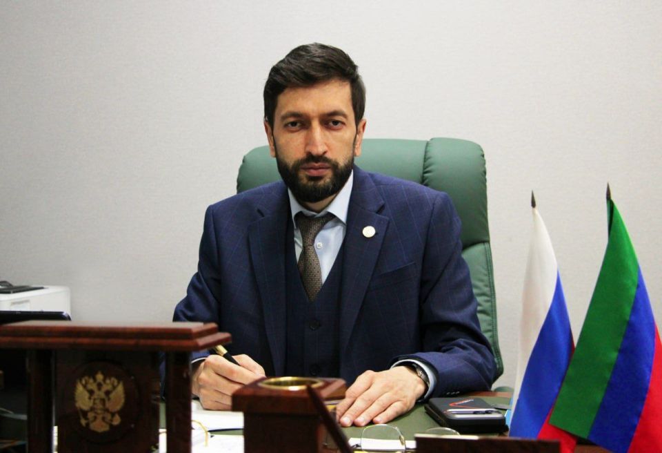 Руководитель Агентства информации и печати Республики Дагестан Арсен Юсупов поздравил работников, ветеранов средств массовой информации республики с Днём российской печати