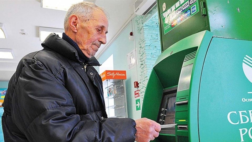 Пенсионные накопления под угрозой: юрист раскрывает риски использования банковских карт