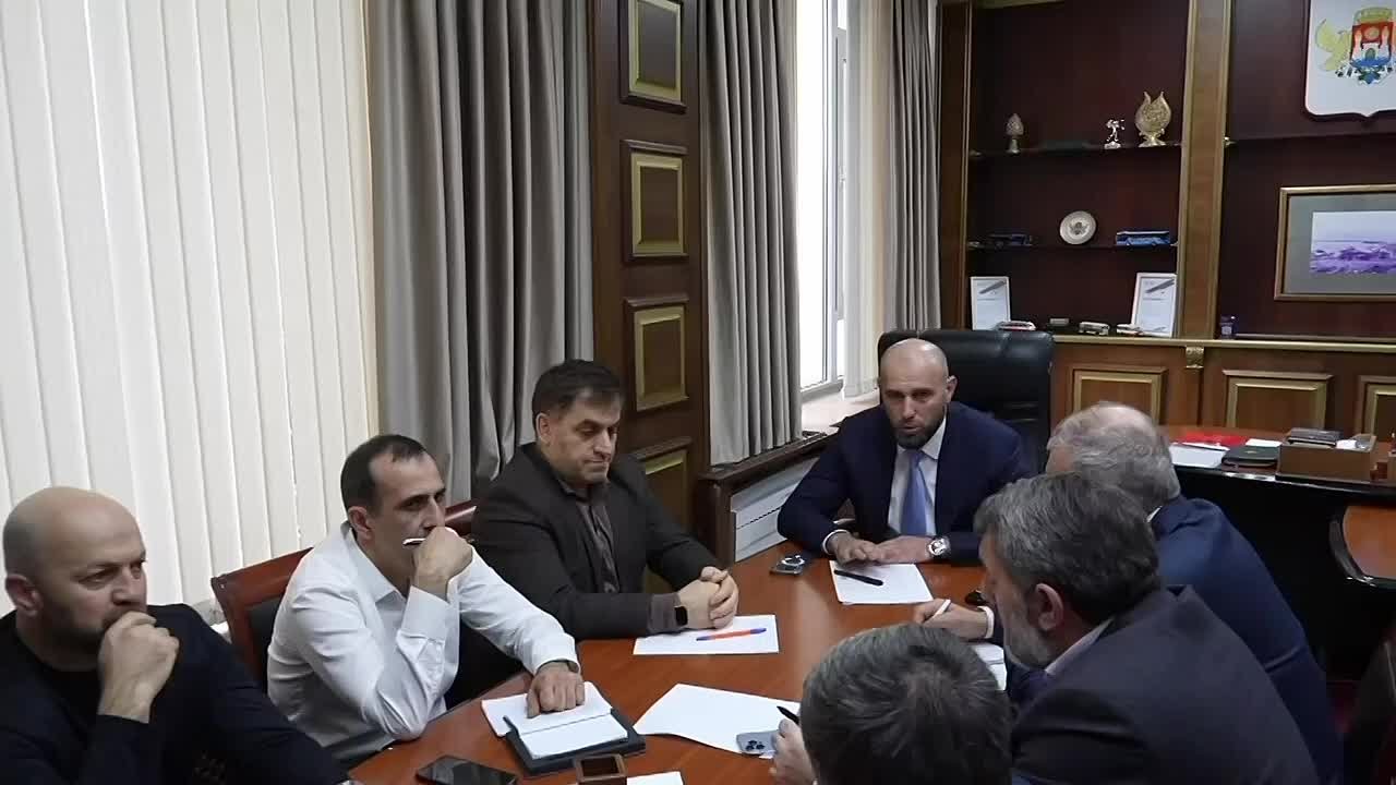 В администрации Махачкалы состоялось совещание, посвящённое организации работы в сфере дорожной деятельности в 2026 году