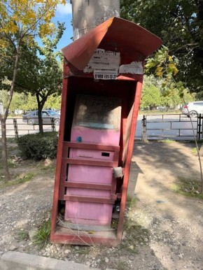 Вендинговые аппараты давно стали привычной частью городской среды: кофе на остановке, вода в парке, перекус «на бегу»
