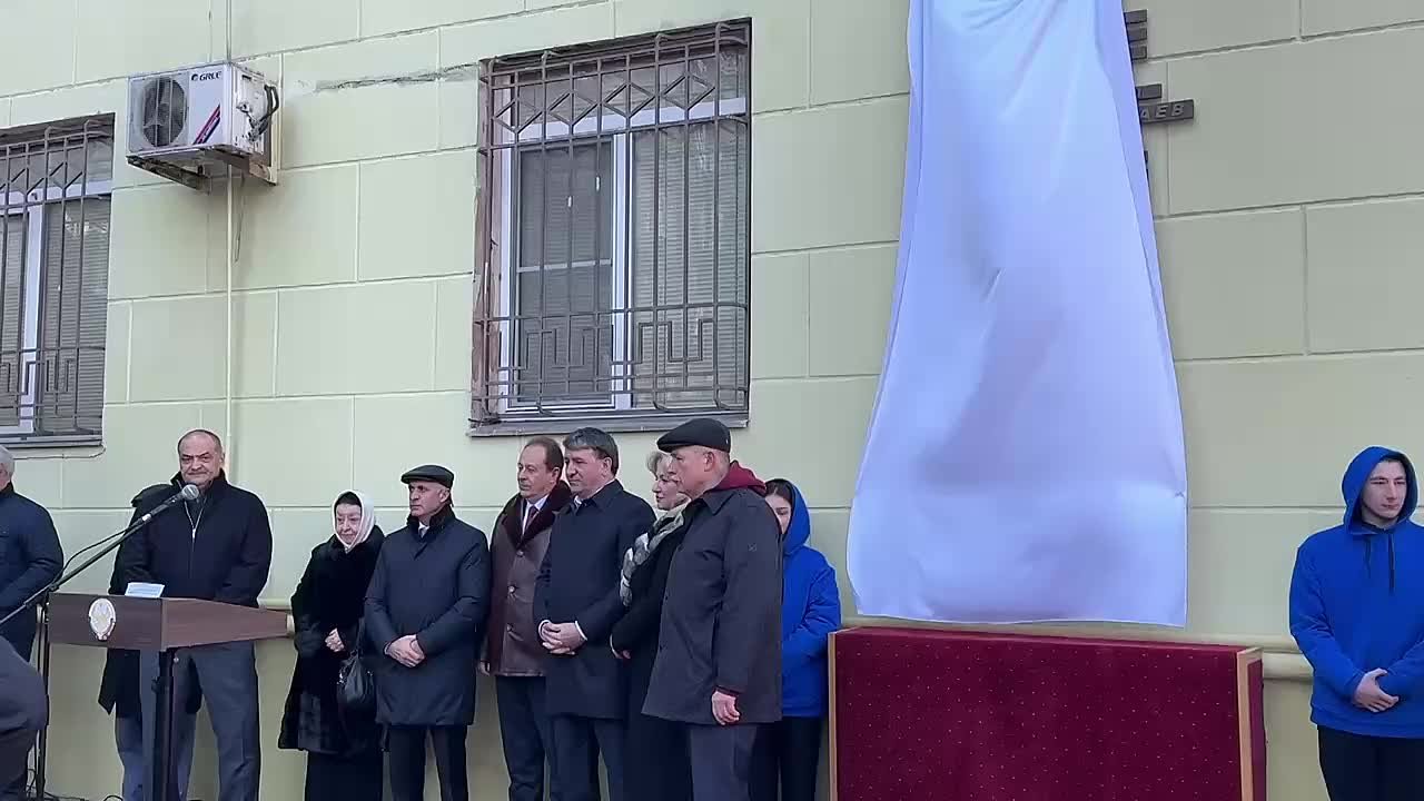 Мемориальная плита народному артисту СССР, Герою труда России Мураду Кажлаеву официально открыта