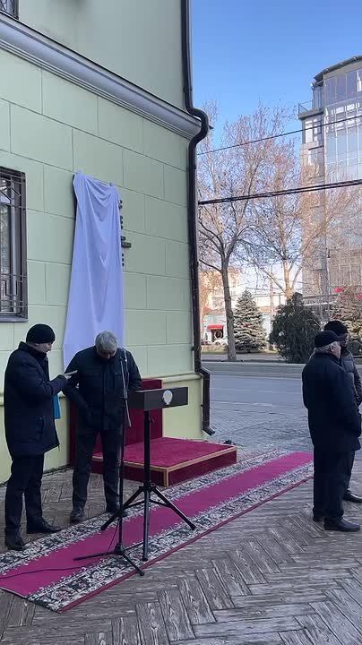 Почтить память великого композитора собрались члены Правительства, региональные министры, депутаты Народного Собрания РД, видные культурные и общественные деятели, журналисты