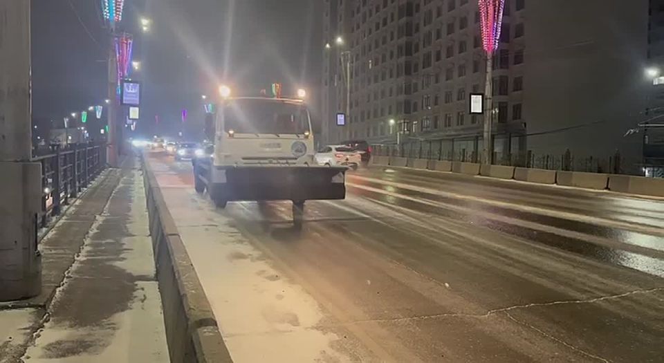 Повторная подсыпка песчано-солевой смеси на путепровод, ведущий в Редукторный поселок