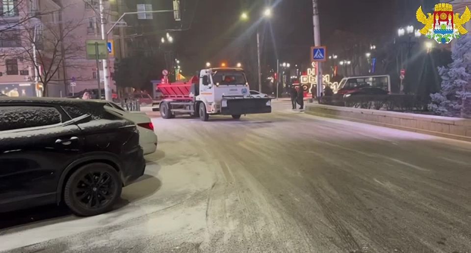 В Махачкале продолжается антигололедная программа