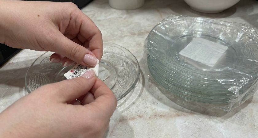Как легко избавиться от наклеек и клеевых следов на посуде: 7 проверенных методов